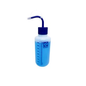 Pisseta Graduada em PE 500mL Tampa Azul Bico Curvo