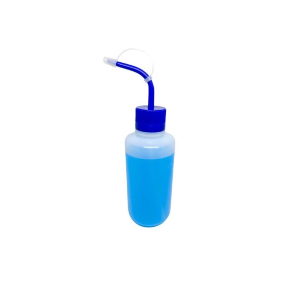 Pisseta Sem Graduação em PE 500mL Tampa Azul Bico Curvo